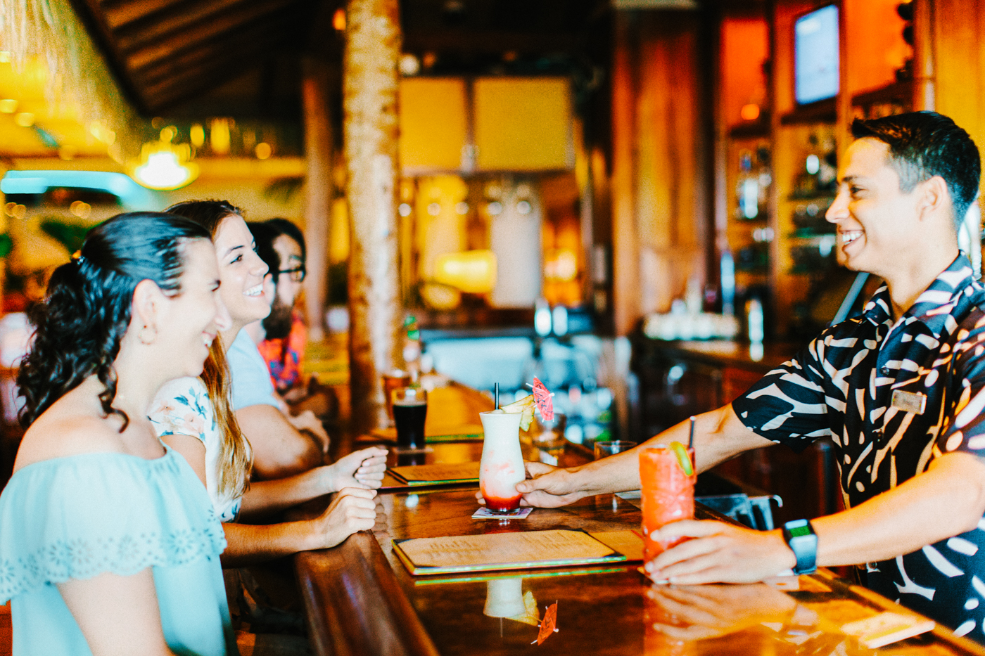 Bartender gives drinks to guests at a restaurant